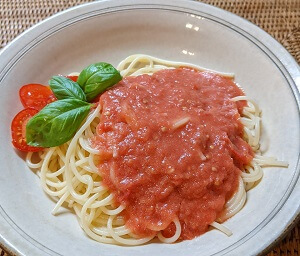 トマトと梅干しソースのパスタ１